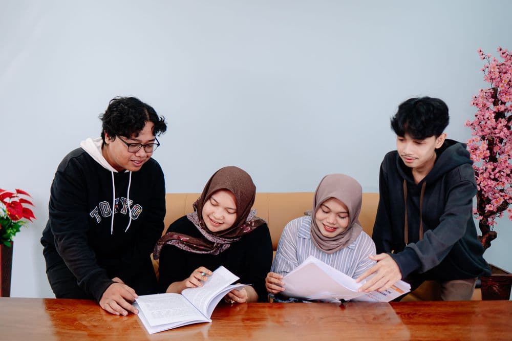 Kampus STTP dengan aktivitas mahasiswa di area terbuka