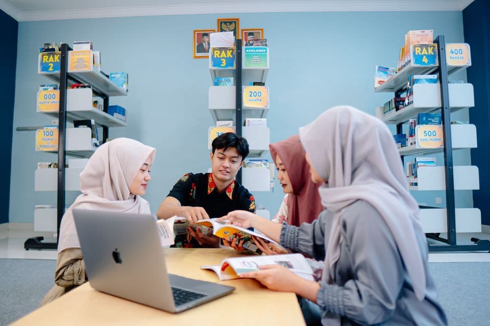 Suasana lingkungan kampus STTP dari area taman