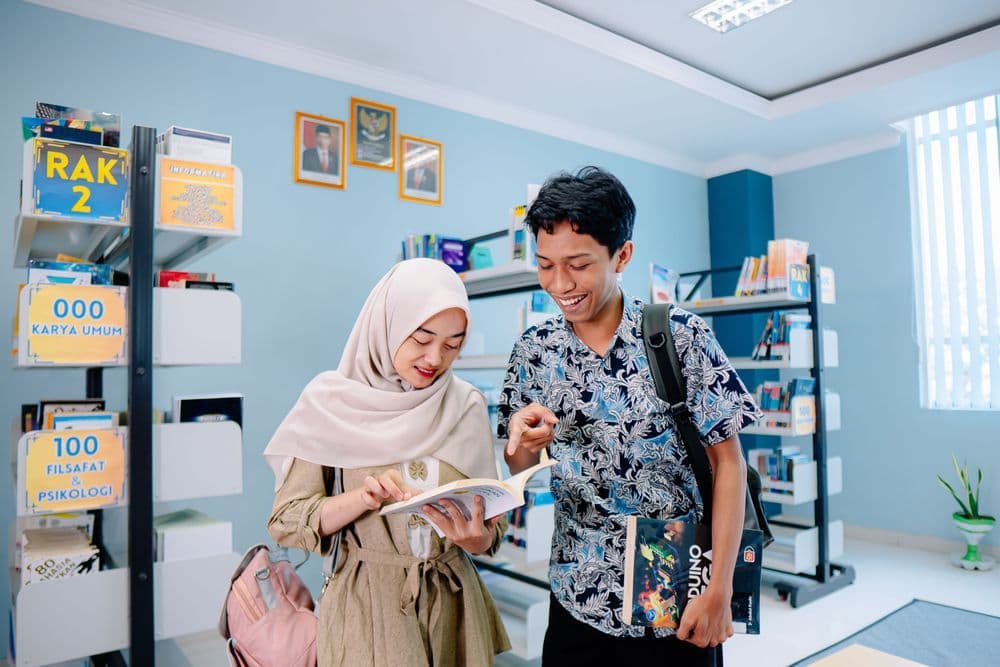 Bangunan kampus STTP dengan pemandangan lapangan depan